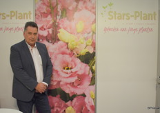De stand van Stars-Plant werd bemand door, onder andere, Henk Leenheer. Henk is de nieuwe vertegenwoordiger bij de firma en is na enige jaren in de groenten te hebben rond gelopen weer terug in de bloemensector.